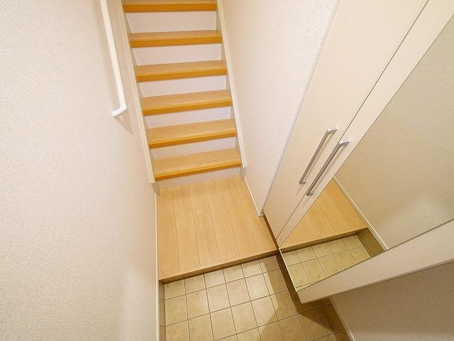 ステラの玄関|鏡付きのシューズボックスで身だしなみチェックもばっちりです