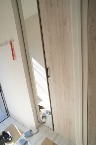 ONLYONE宝塚山本Ⅰの玄関|玄関の靴箱は姿見の鏡もついてます