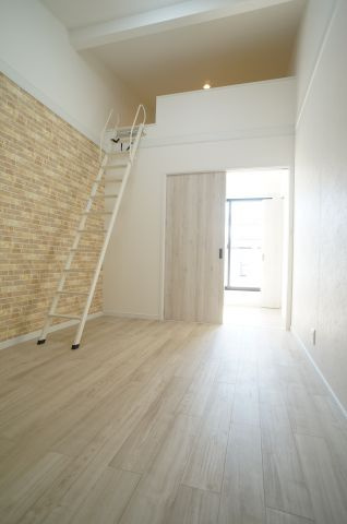 ONLYONE宝塚山本Ⅰの居間・リビング|ロフトのおかげで天井も高くなっています