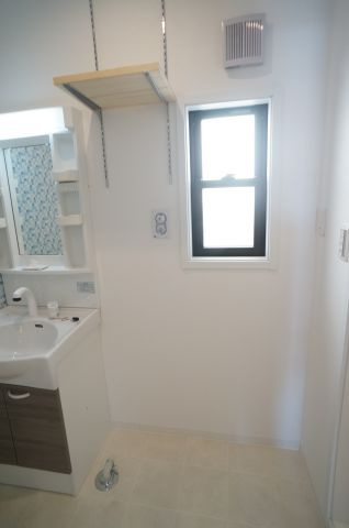 ONLYONE宝塚山本Ⅰの設備|室内洗濯機置き場です。窓もあるんです！