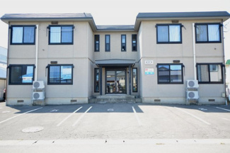 【外観】 | 軽量鉄骨セキスイハイム施工。並列駐車場２台。東向。