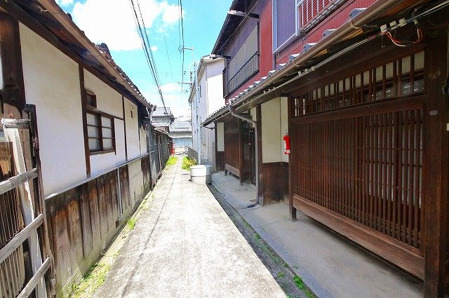 安川貸家のその他共用部分|敷地に内に進む通路です。
