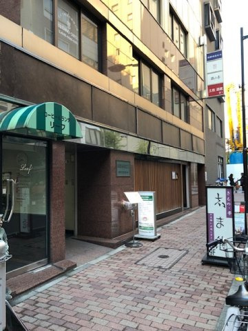 友野本社ビルのエントランス
