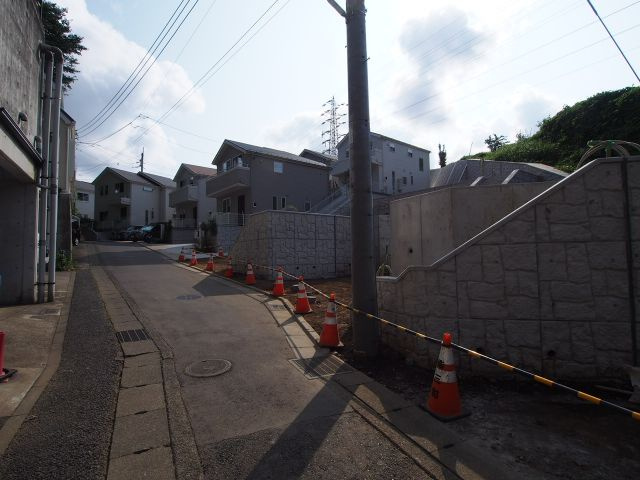 保土ヶ谷区仏向町全２３棟　新築戸建ての前面道路含む現地写真