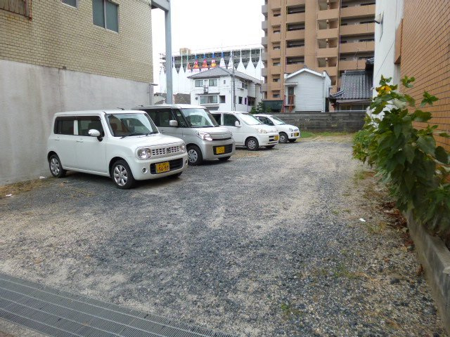 総社市中央１丁目の賃貸マンションの駐車場|隣地月極駐車場（別契約・空き要確認）