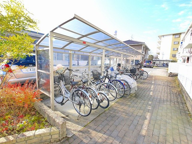 カリーノAのその他共用部分|ゆったりとした駐輪スペース。