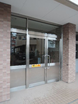 【エントランス】 | 子安台共同ビル | 京浜東北線「新子安」駅徒歩8分の好立地！京急本線「京急新子安」駅徒歩10分！横浜線「大口」駅徒歩15分の3線3駅利用可能！