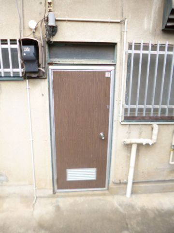 東村山市栄町３丁目の住宅付店舗一部の玄関