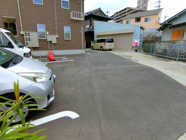 ブルーローズの駐車場