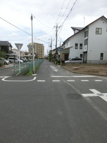 鴻巣市吹上の売地の前面道路含む現地写真