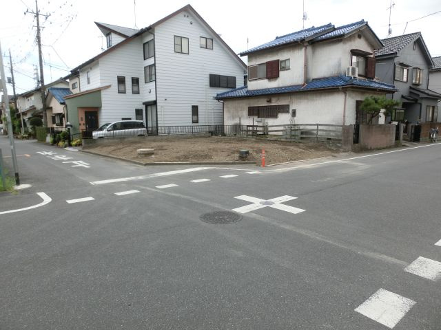 鴻巣市吹上の売地の前面道路含む現地写真
