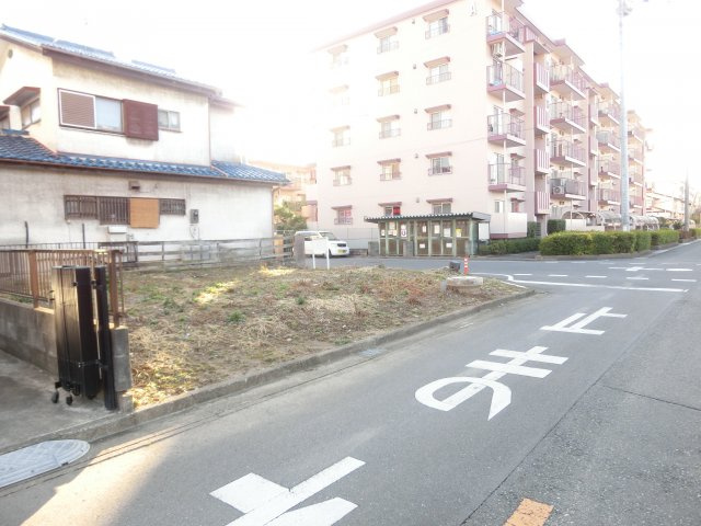 鴻巣市吹上の売地の前面道路含む現地写真