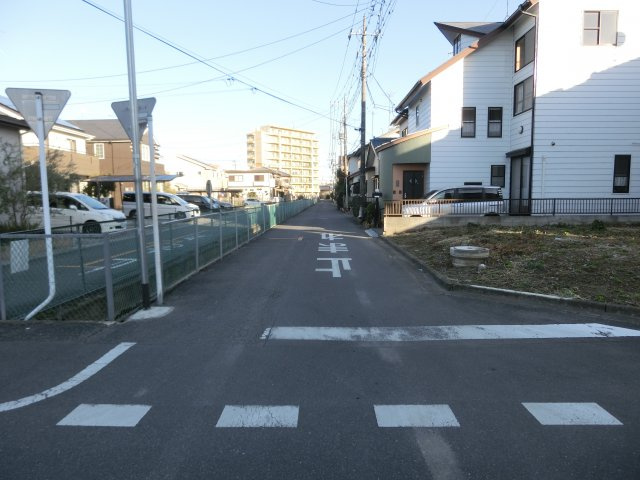 鴻巣市吹上の売地の前面道路含む現地写真