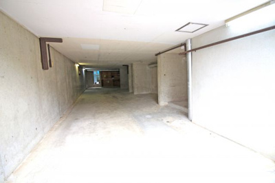 【駐車場】 | 宇治市五ケ庄戸ノ内　中古戸建 | 約12坪あるシャッター付き車庫は、南側にもドアが付いていますので風を通せます。大容量の収納庫としても使えます。自転車やバイクも雨に濡れずに保管でき、盗難やいたずらからも守れます。