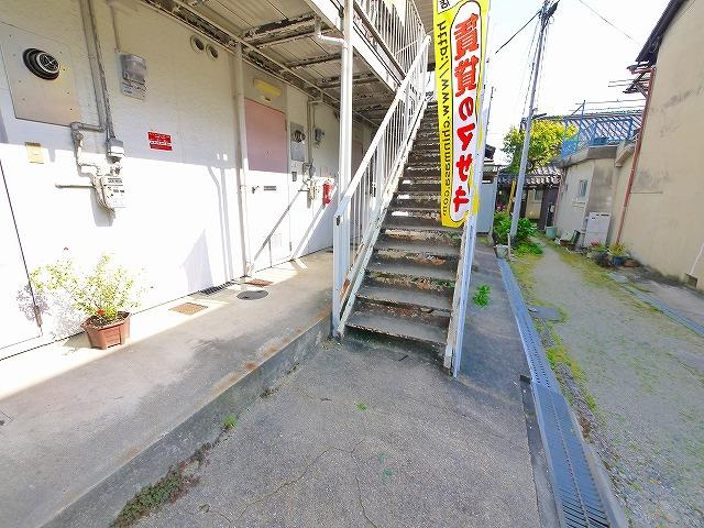 若草ハイツのエントランス