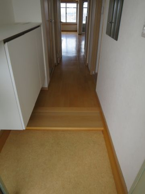 【玄関】 | 烏山南住宅1号棟 | 明るい玄関です