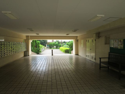 【ロビー】 | 烏山南住宅1号棟 | ゆとりのあるロビーです