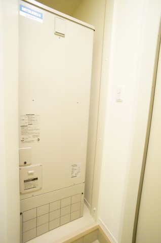オーキッドガーデンの設備|電気温水器は玄関横に設置