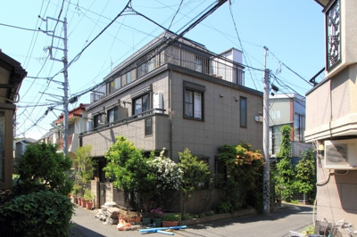 【外観】 | メゾンうりずん | 閑静な住宅街に立地する日当たり良好な物件です。