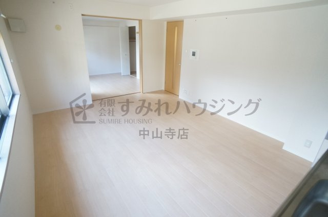 フローラル宝塚の居間・リビング