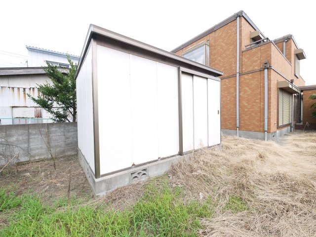 山武市成東　中古戸建の庭|敷地約244坪　平成2年9月築　5LDK　セキスイハイム施工の軽量鉄骨造 タイル張りの外観