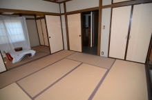 山武市成東　中古戸建の和室|敷地約244坪　平成2年9月築　5LDK　セキスイハイム施工の軽量鉄骨造 タイル張りの外観