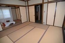 山武市成東　中古戸建の和室|敷地約244坪　平成2年9月築　5LDK　セキスイハイム施工の軽量鉄骨造 タイル張りの外観