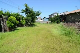 山武市成東　中古戸建の庭|敷地約244坪　平成2年9月築　5LDK　セキスイハイム施工の軽量鉄骨造 タイル張りの外観