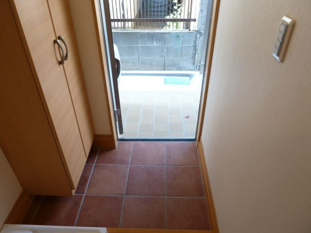 アイジュ津田沼の玄関