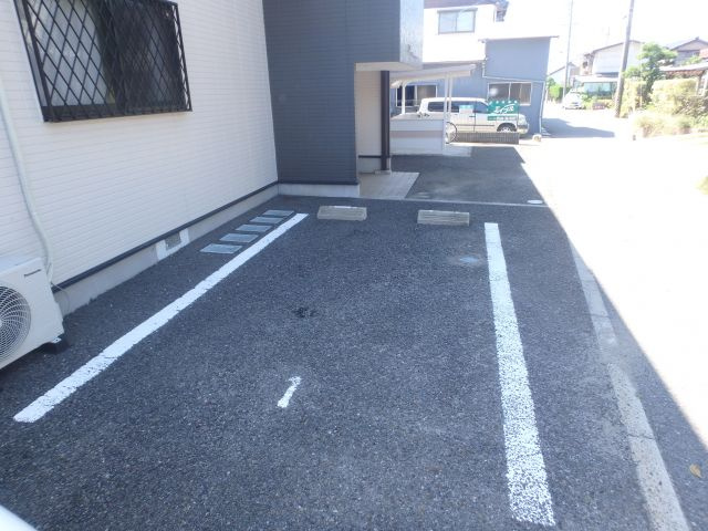 コート半田東B棟の駐車場