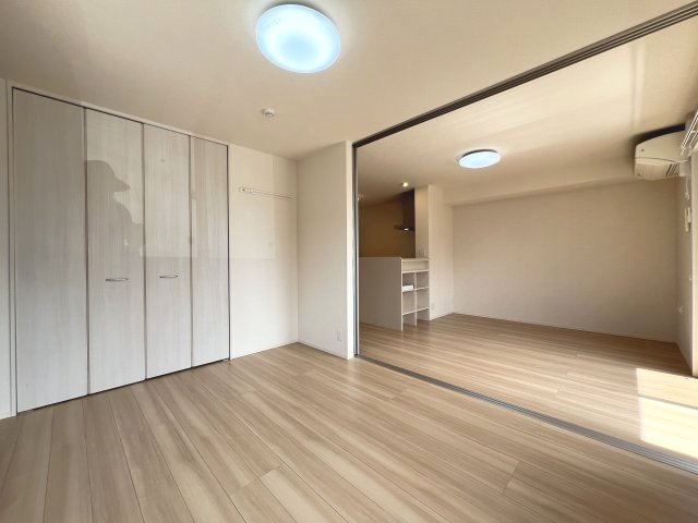 ラ・ルーチェ坂口の洋室|リビング横6帖洋室　