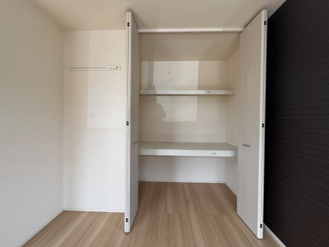 ラ・ルーチェ坂口の収納|洋室クローゼット