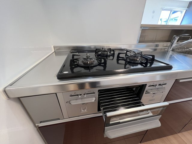ラ・ルーチェ坂口のキッチン|３つ口コンロとグリル付き
