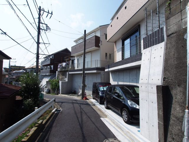 保土ヶ谷区峰岡町２丁目全２棟　新築戸建ての前面道路含む現地写真
