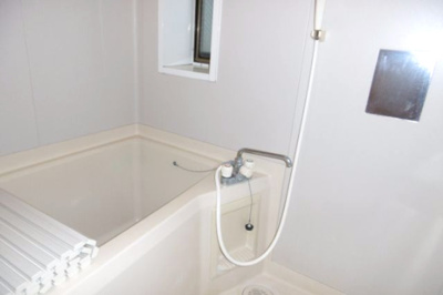 【浴室】 | シティハイムレクリオ | 日々の疲れを癒すお風呂付です。窓付き