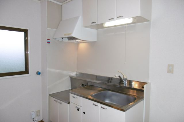 【キッチン】 | シティハイムレクリオ | キッチンでお料理をお楽しみください。すぐ横窓付き。