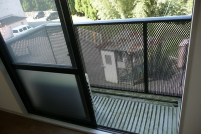 【バルコニー】 | ダブルタイム桃山寮 | 暖かな日差しのふりそそぐバルコニー