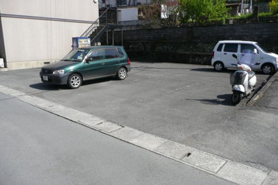 【駐車場】 | ダブルタイム桃山寮 | 車をお持ちの方に嬉しい駐車場付きの物件です