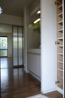 【玄関】 | ダブルタイム桃山寮 | 明るい玄関です