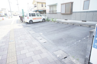 【駐車場】 | メゾン本庄 | 駐車場があるので、車を買う予定の方も安心です