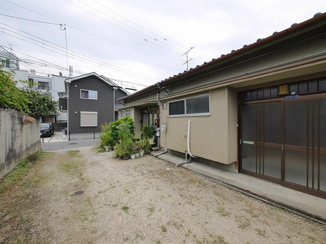 楠下勲貸家 南棟のエントランス
