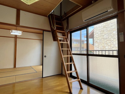 【その他】 | コーポスタート | ロフト上がり階段は天井収納タイプです。