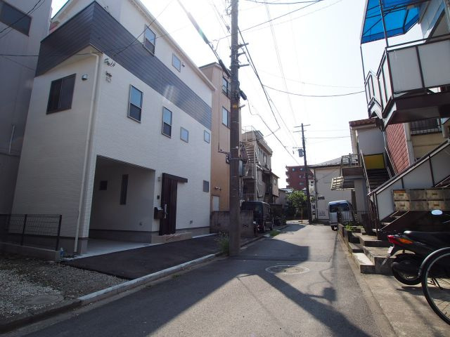 保土ヶ谷区和田２丁目　新築戸建ての前面道路含む現地写真