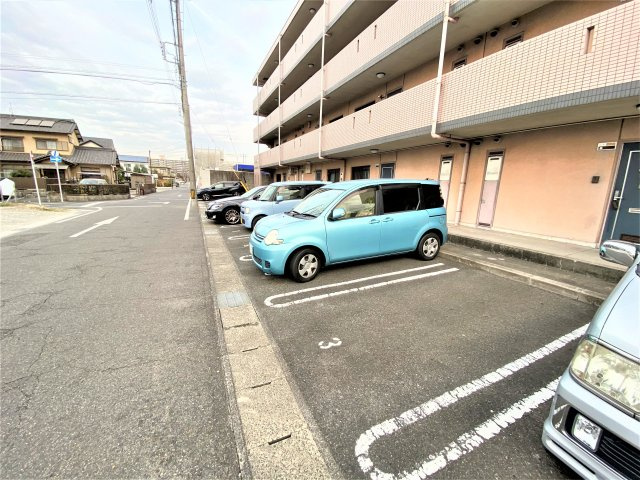 カームリー新海の駐車場