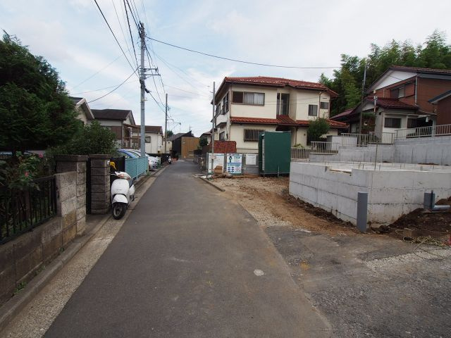 保土ヶ谷区今井町　新築戸建ての前面道路含む現地写真