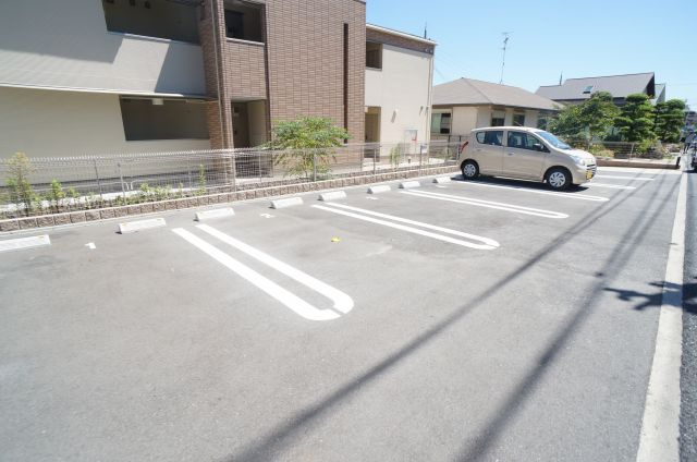 コンソラータの駐車場