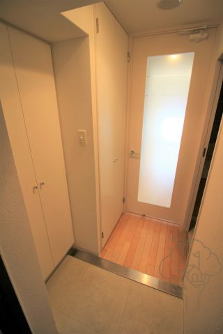 レジュールアッシュ天神橋の玄関