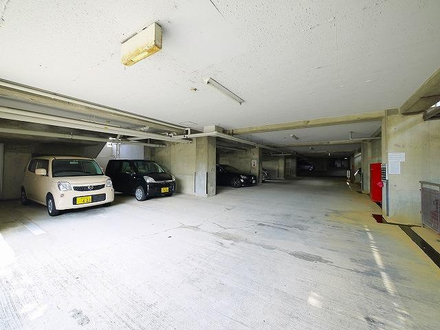 東生駒第2ローレルコートの駐車場