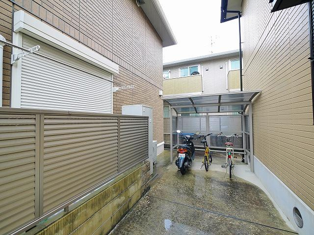シャルマンムーンのその他共用部分|屋根付きの駐輪場は雨の日でも便利です