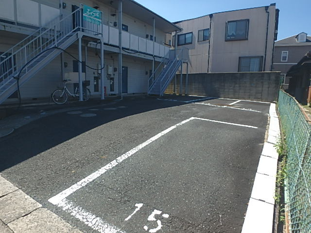 養成舎ハイツB棟の駐車場